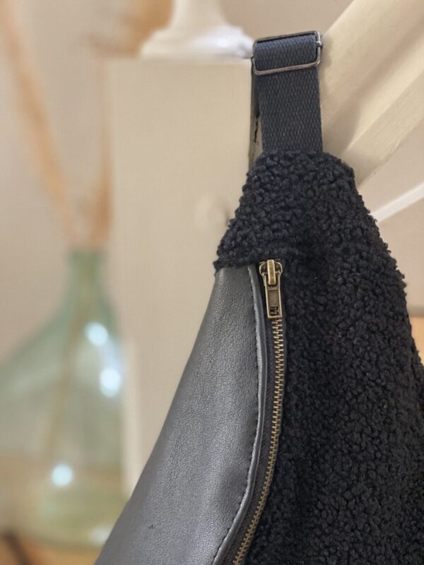 Sac Banane cuir et moumoute noire – Image 2