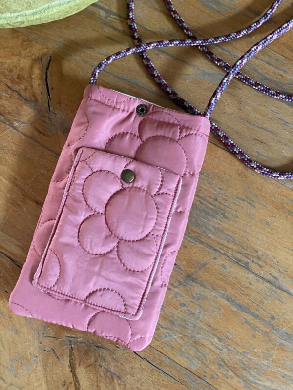 Pochette téléphone matelassée Rose Fleurs – Image 3