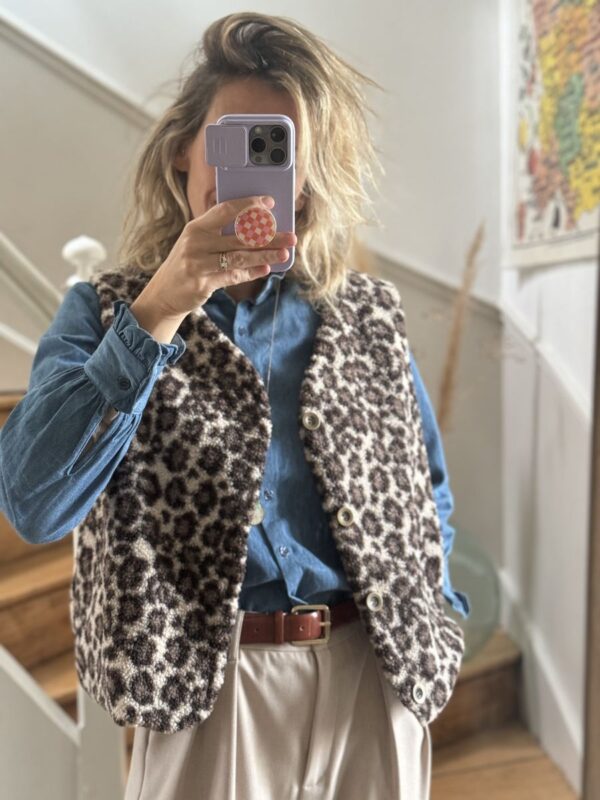 Bernie : le Gilet de berger en moumoute léopard beige – Image 6