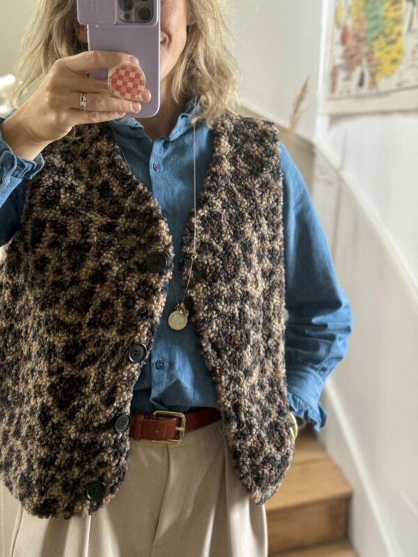 Bernie : le Gilet de berger en moumoute léopard – Image 4
