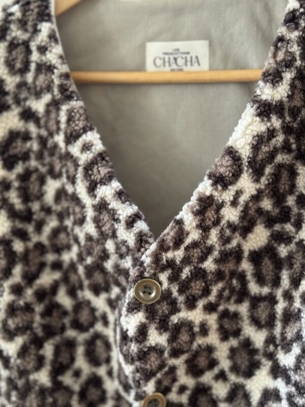 Bernie : le Gilet de berger en moumoute léopard beige – Image 3