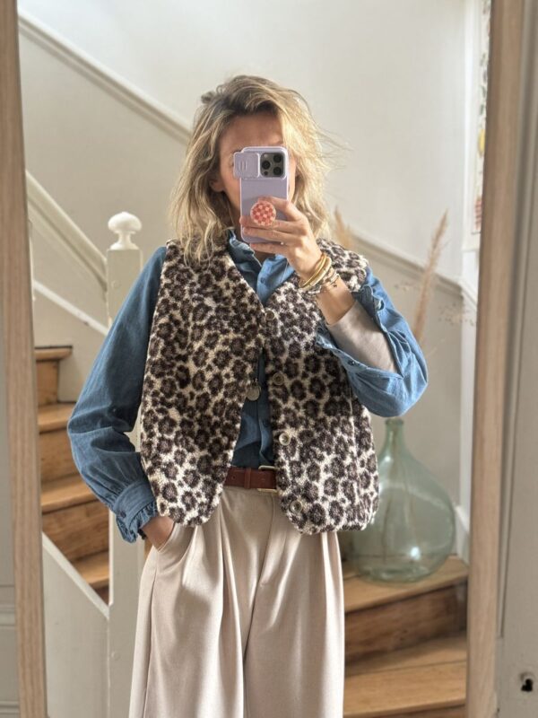 Bernie : le Gilet de berger en moumoute léopard beige – Image 4