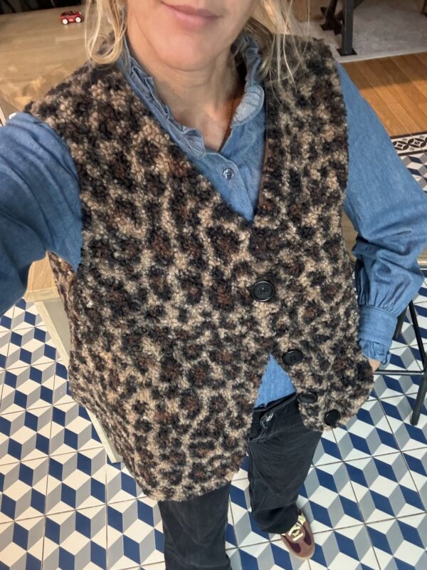 Bernie : le Gilet de berger en moumoute léopard – Image 7